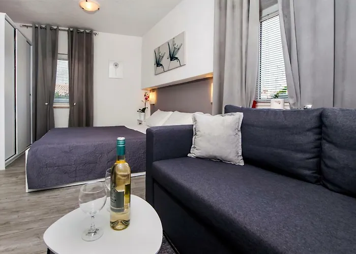 Sunce アパート ロヴィニ